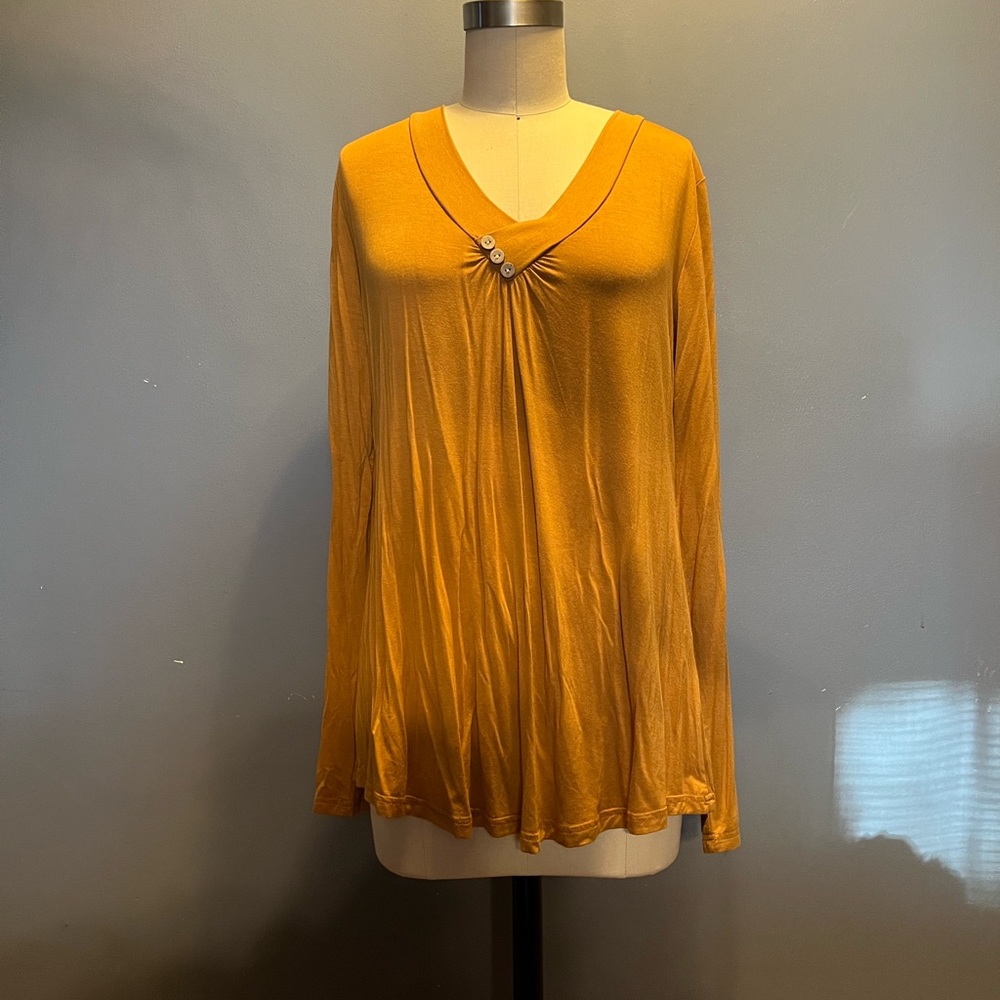 Gold cotton long sleeve top with 3 buttons wooden color